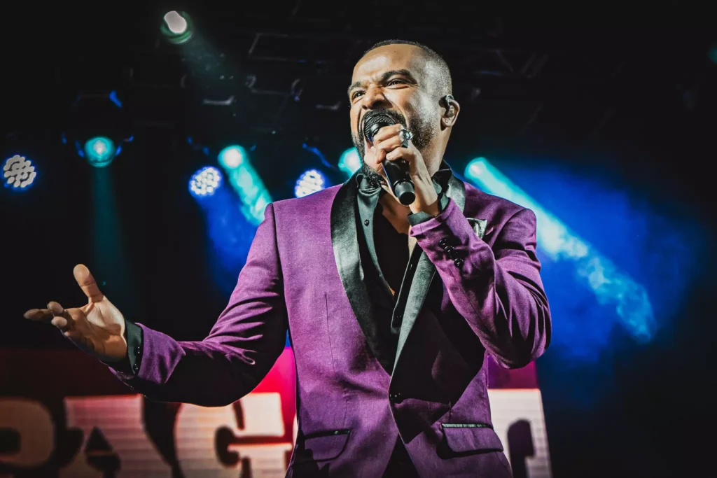 Alexandre Pires cantando ao vivo durante show da turnê Pagonejo Bão 2026