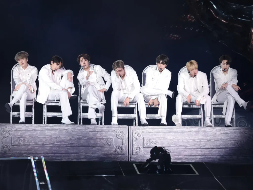 Show do BTS com público durante apresentação internacional