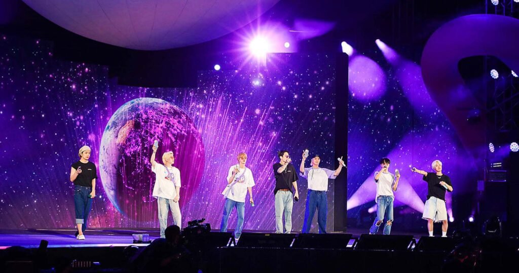 Fãs do BTS assistindo show em cinema