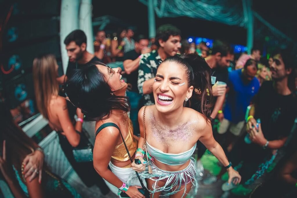 Cartaz do CarnaRosa 2026 com informações sobre o line-up e virada de lote de ingressos