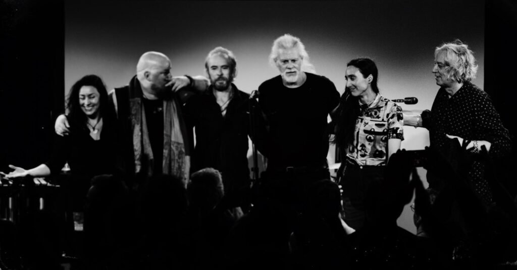 Drink the Sea, supergrupo com membros do R.E.M. e QOTSA, durante apresentação ao vivo