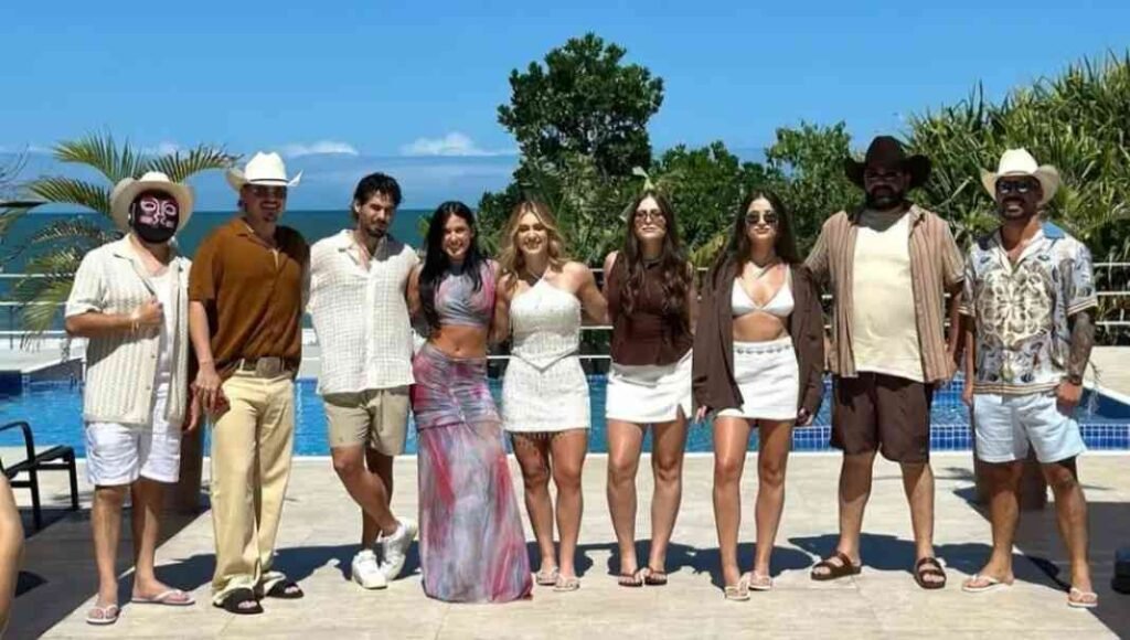 Pessoa segurando um ingresso do AgroPlay Verão Festival na Praia Central de Balneário Camboriú