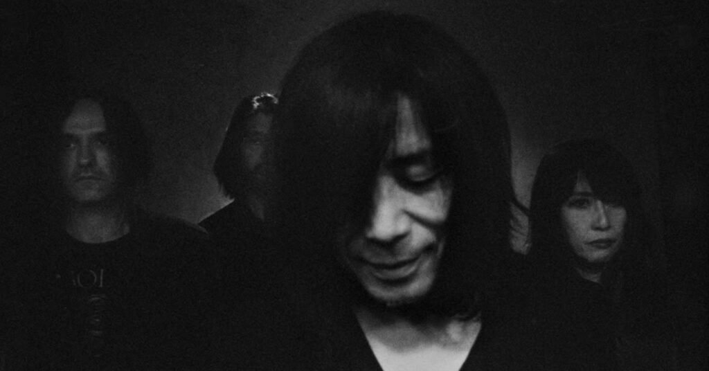 Banda Mono se apresentando no Fabrique Club em São Paulo