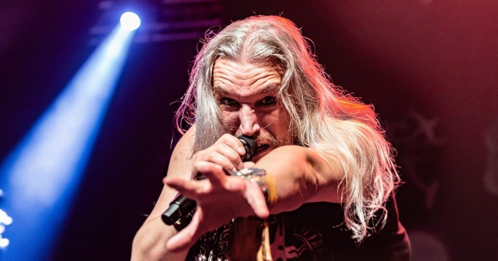 Sonata Arctica se apresentando ao vivo em um show de power metal