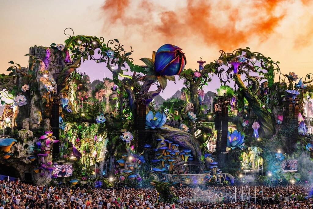 Palco principal do Tomorrowland Brasil com decoração grandiosa, luzes coloridas e multidão de fãs, representando a expectativa para a edição de 2027.