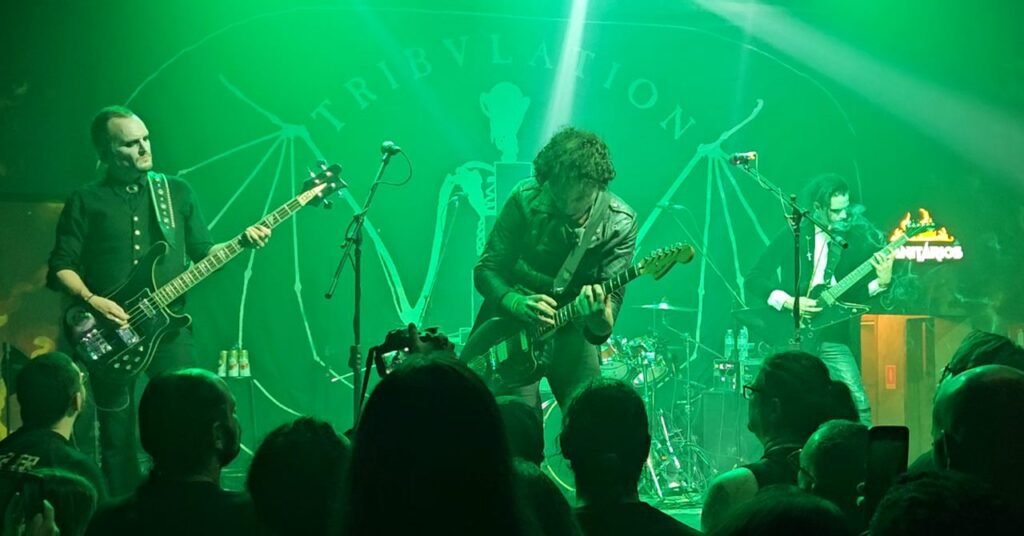 Show da banda sueca Tribulation durante o Carnaval em São Paulo, com iluminação vermelha intensa e integrantes usando maquiagem branca.