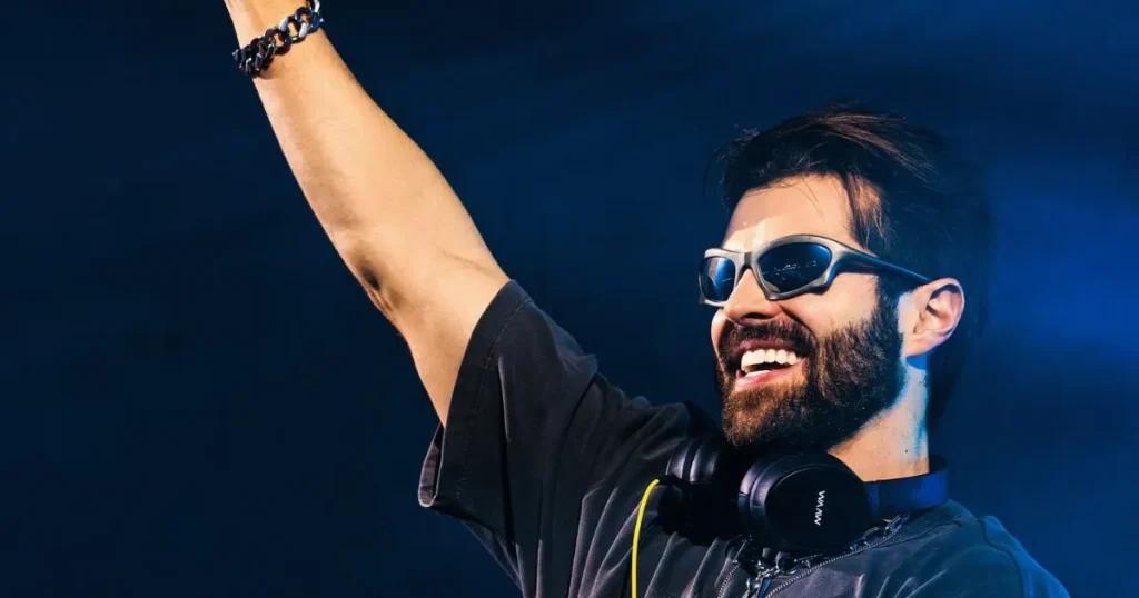 Alok se apresentando no palco do Laroc Guarujá com show de luzes e público