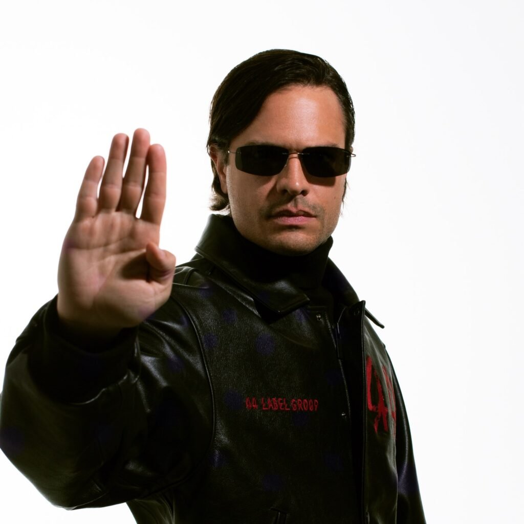 Montagem de fotos com os DJs Argy e Omiki e o logo da Laroc Club, para o show de abril de 2026.