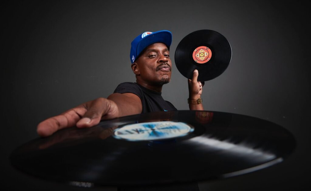 DJ Erick Jay se apresentando no Bailinho Black 2026 no Coringa Mada, com uma multidão animada ao fundo