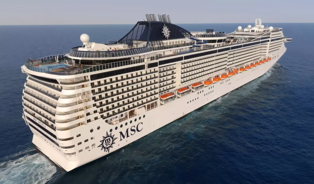 Navio de luxo MSC Divina iluminado para cruzeiro temático com shows 2026 2027