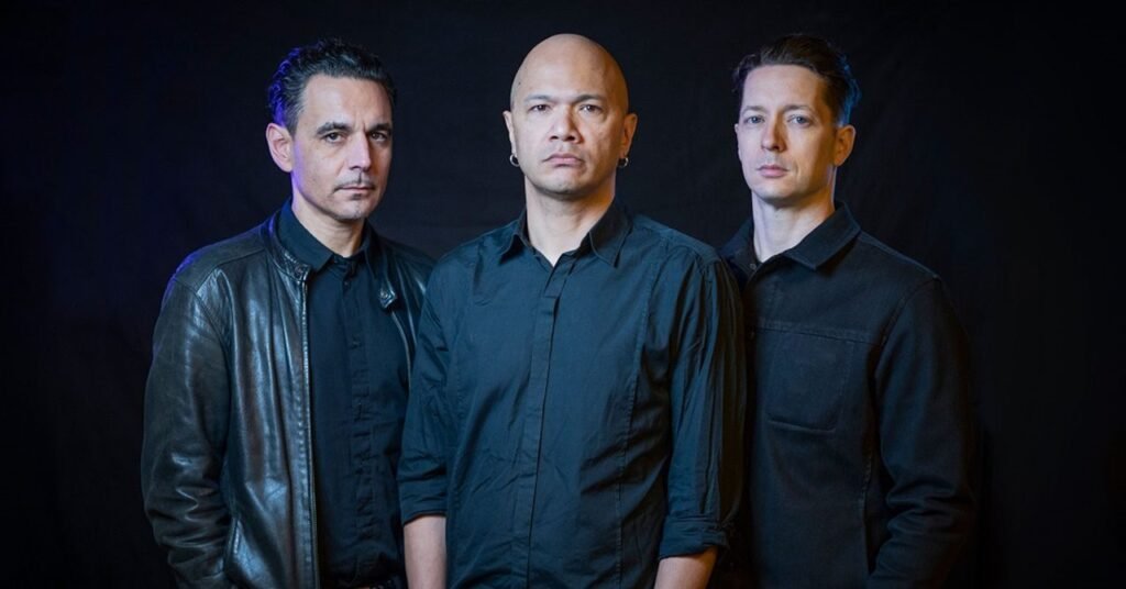 Banda Danko Jones se apresentando ao vivo em um show enérgico