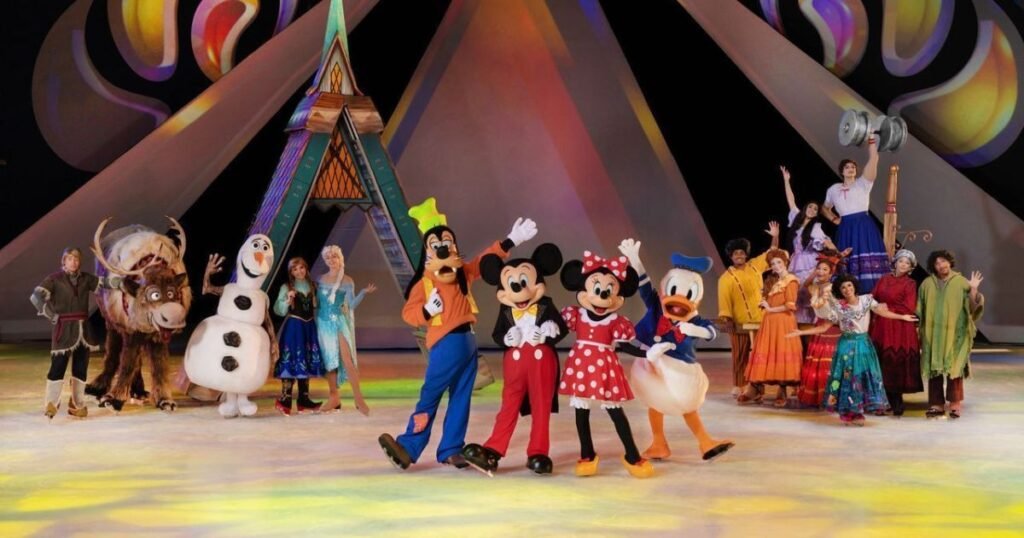Personagens da Disney no espetáculo Disney on Ice: Festa em Família com Anna, Elsa, Mirabel, Mickey Mouse e Stitch