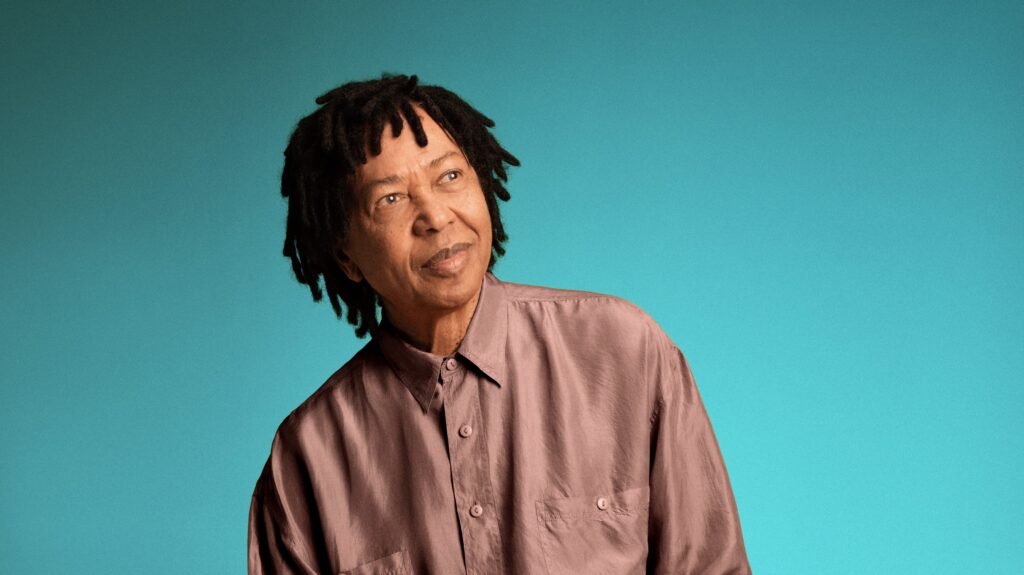 Djavan durante apresentação de sua turnê Djavanear 50 anos no Rio de Janeiro