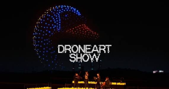 Espetáculo de drones no DroneArt Show em São Paulo, abril de 2026, com música clássica ao vivo.