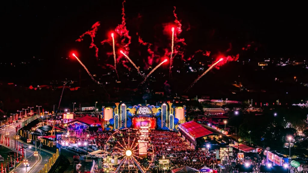 Público se divertindo na Expocrato 2026 com artistas musicais se apresentando no palco