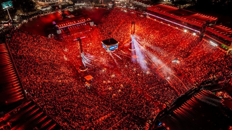 Público desfrutando da Festa do Peão de Barretos com shows e competições de rodeio