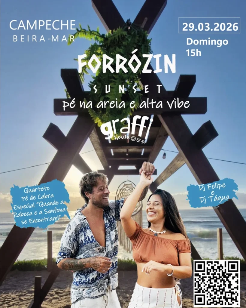 Pessoas dançando forró ao pôr do sol na praia em Florianópolis