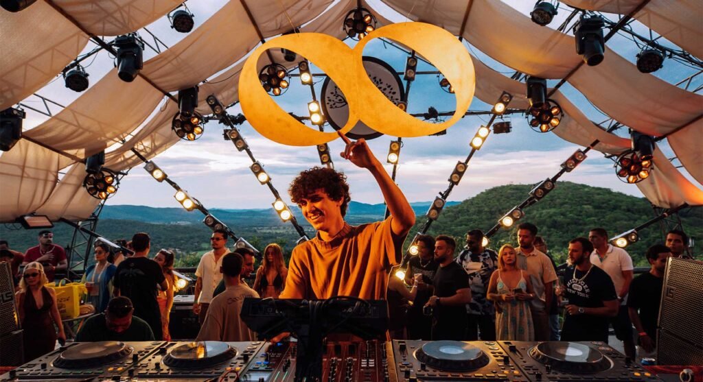 DJ Illusionize se apresentando no evento GoodTimes na Varanda Estaiada em São Paulo