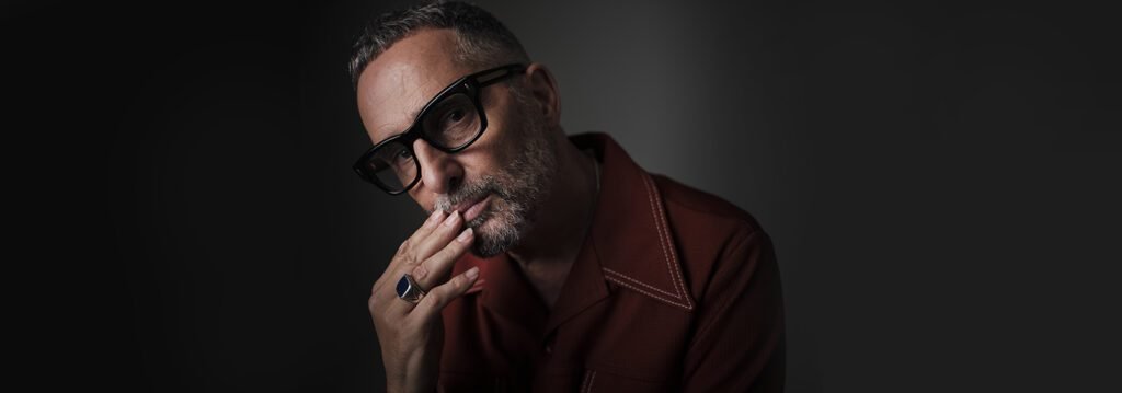 Jorge Drexler se apresentando ao vivo em um show emocionante.