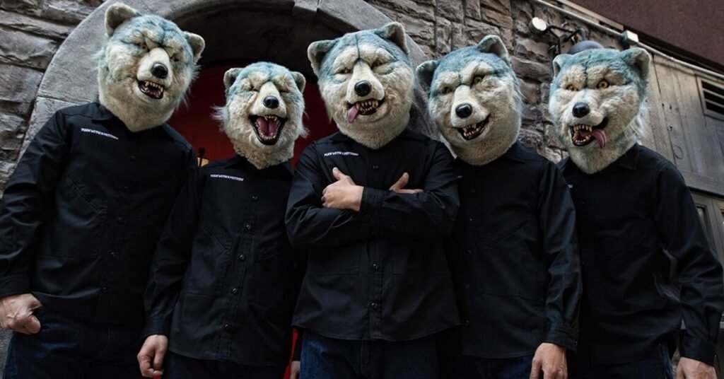 Man with a Mission se apresentando ao vivo com integrantes usando cabeças de lobo