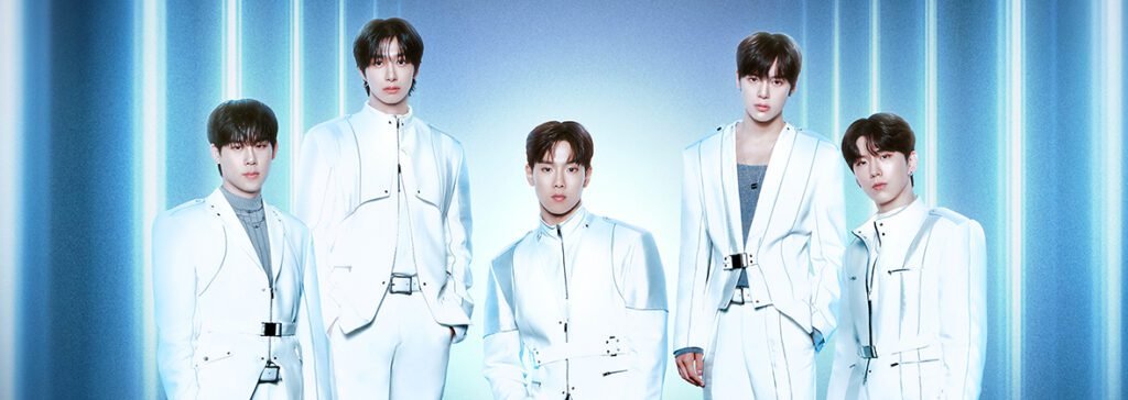 Show do Monsta X durante a turnê mundial THE X : NEXUS, com fãs animados e iluminação vibrante.