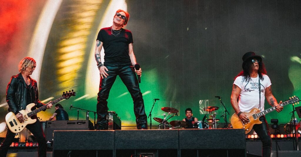 Imagem do festival Monsters of Rock 2026 com o palco e fãs vibrando