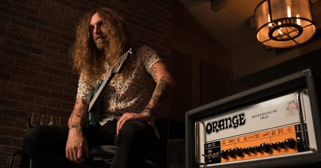 Nick Johnston durante o workshow em Curitiba, tocando guitarra no palco do Teatro Paiol