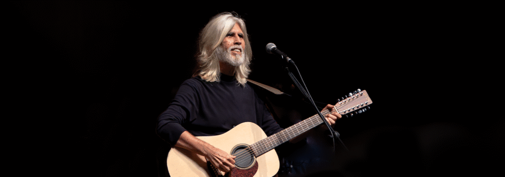 Oswaldo Montenegro se apresentando durante o show 'A Dança dos Signos' no Espaço Unimed