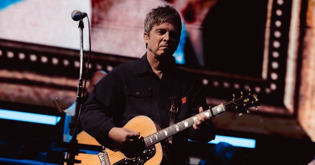 Noel Gallagher em apresentação ao vivo durante a turnê Oasis Live '25