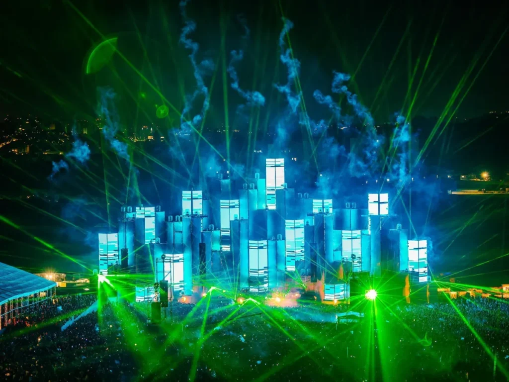 Público vibrando com luzes e fumaça durante o festival Só Track Boa em São Paulo.