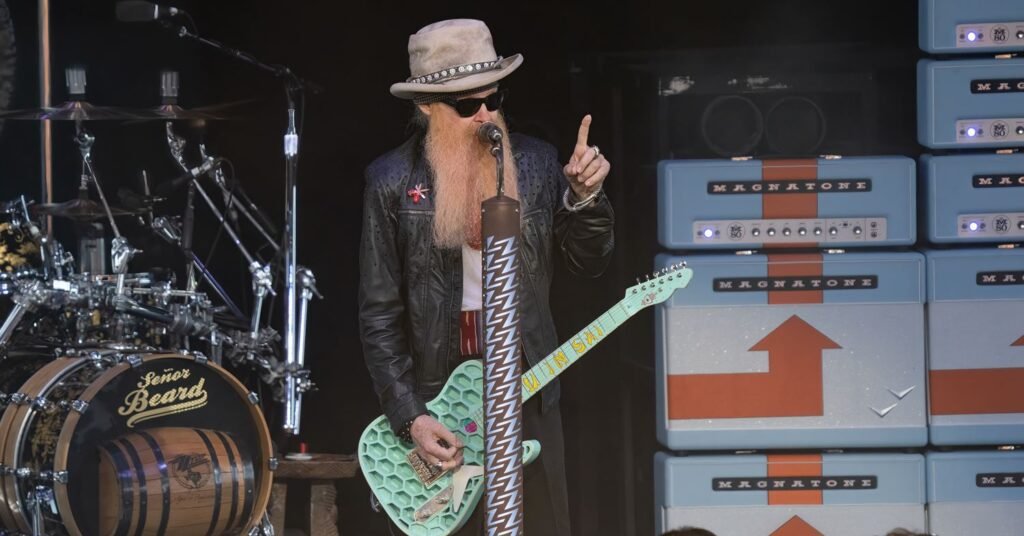 ZZ Top se apresenta ao vivo em um show de rock