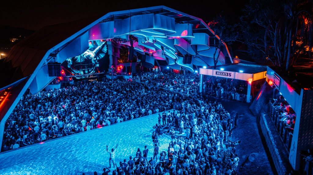 Axwell se apresentando no Laroc Club em Valinhos durante show de música eletrônica