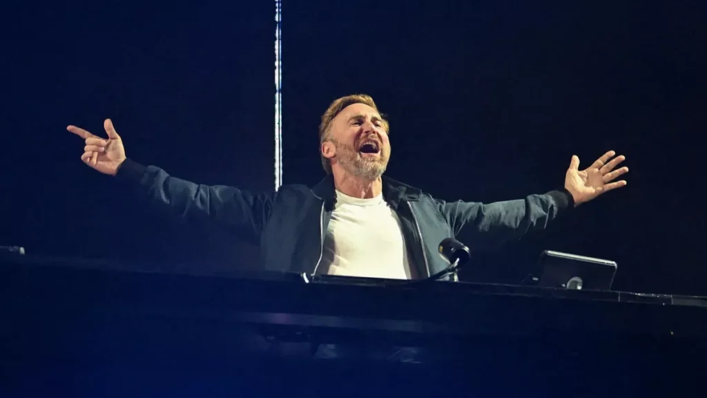 David Guetta em show de música eletrônica com luzes e público em festival
