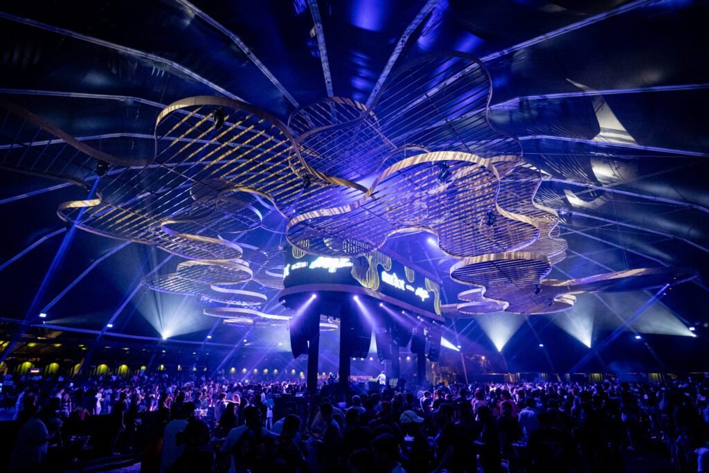 Dubdogz se apresentando no Laroc Guarujá com público e sunset ao fundo