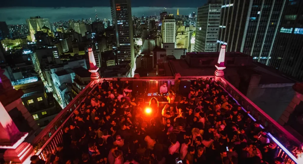 Edifício Martinelli em São Paulo com vista do evento e cidade à noite