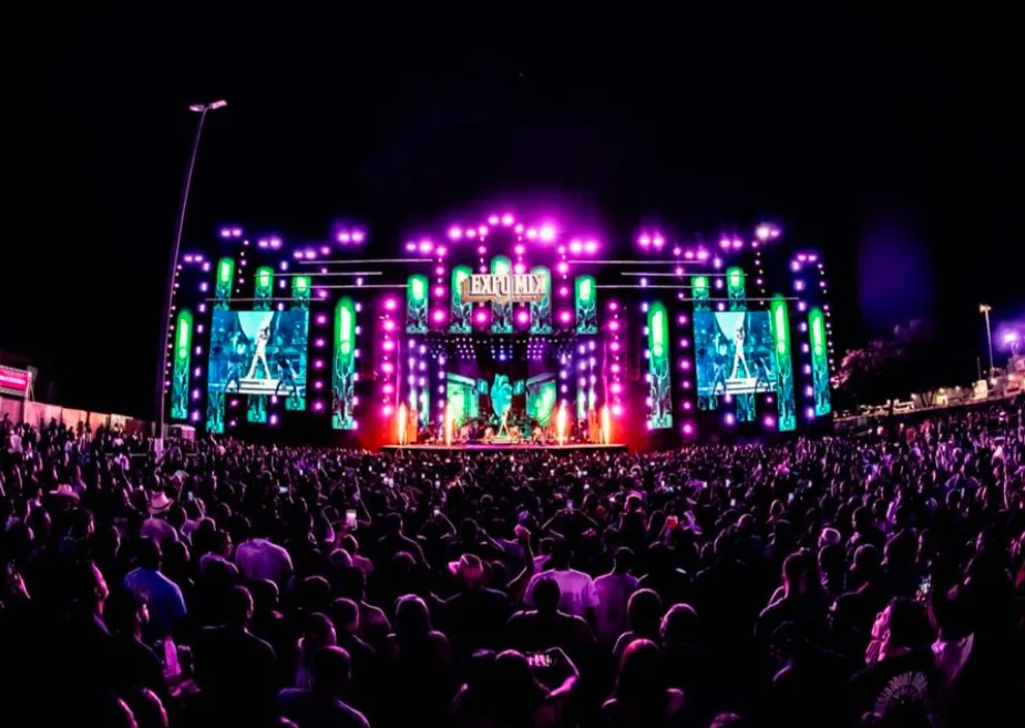 Público durante o Festival ExpoMix Brasil 2026 em Planaltina com shows e doação de alimentos