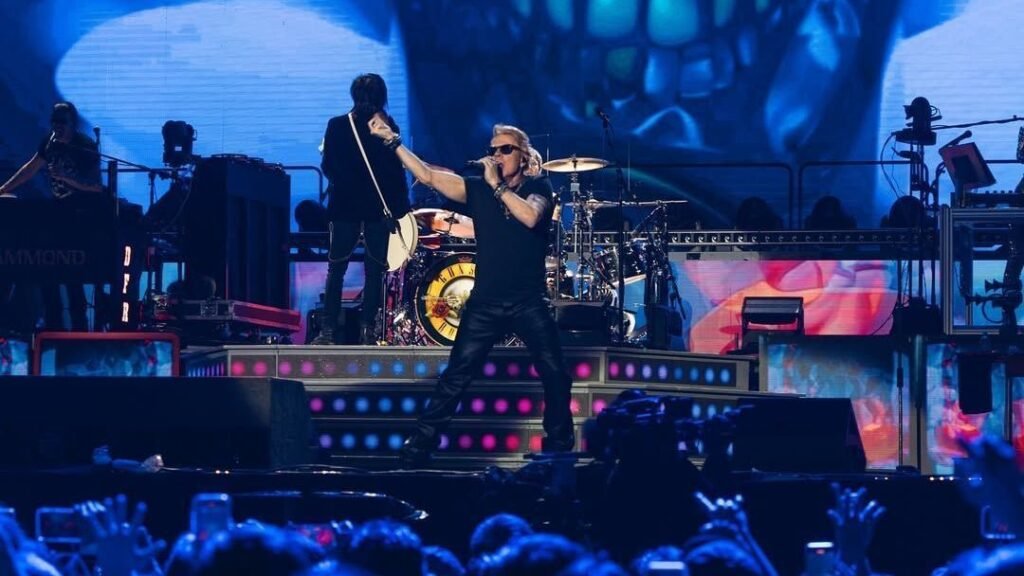 Guns N' Roses se apresentando ao vivo em Porto Alegre durante sua turnê no Brasil