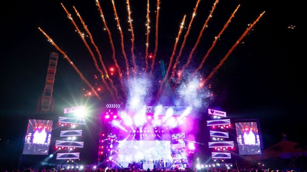 Público se divertindo durante o Hopi Pride 2026 com performances ao vivo de artistas como Pabllo Vittar e Duda Beat.