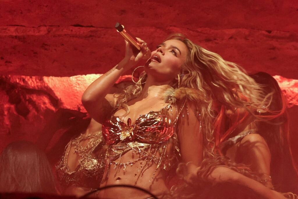 Karol G se apresentando em sua turnê 'Viajando por el mundo, Tropitour' em São Paulo