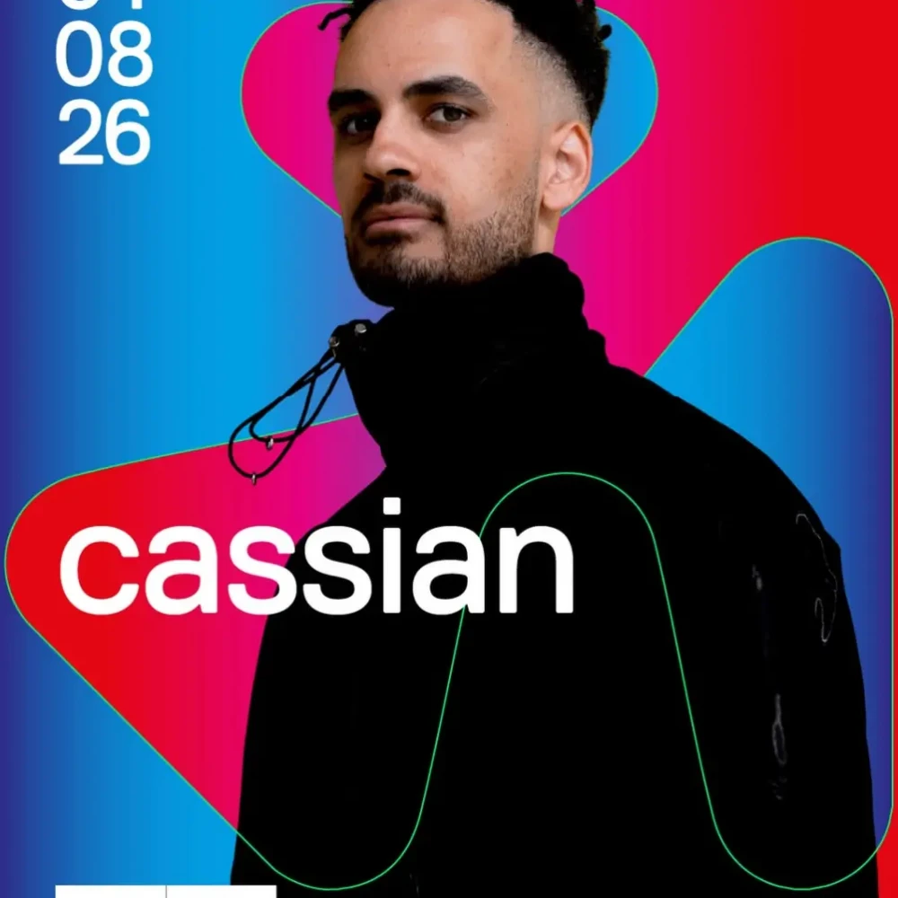 Cassian se apresentando no Laroc Guarujá em um evento de música eletrônica