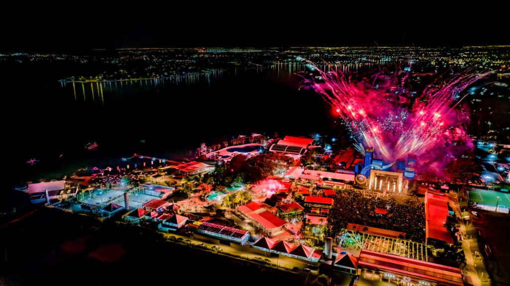 Ingressos para o Na Praia Festival 2026 com fundo colorido de festa