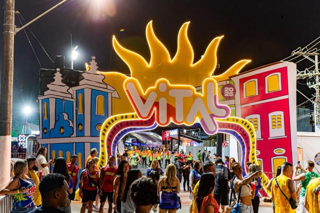 Foliões se divertindo no Festival Vital 2026 em Vitória, com palco e artistas em destaque.