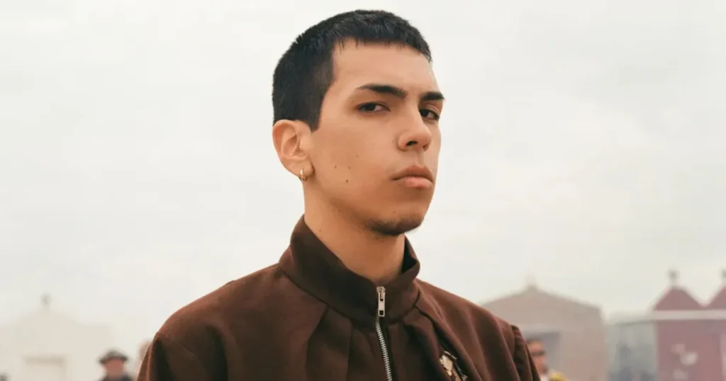 Milo J se apresentando no show La Vida Era Más Corta Tour em São Paulo