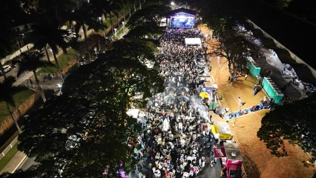 Público animado no festival RockDay Americana 2026 com shows de Paralamas do Sucesso, CPM 22 e Raimundos