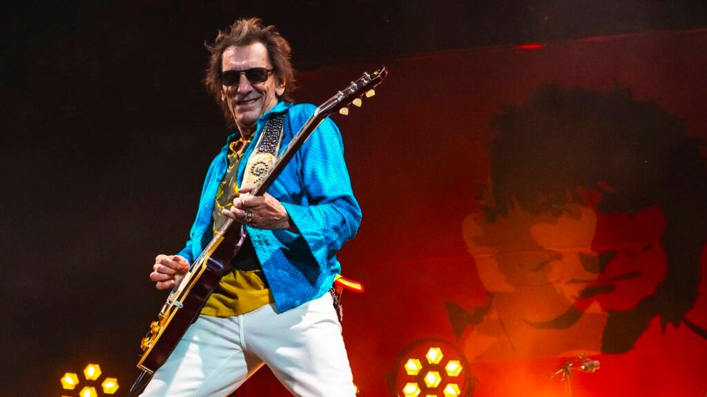 Ronnie Wood se apresentando ao vivo durante show em São Paulo