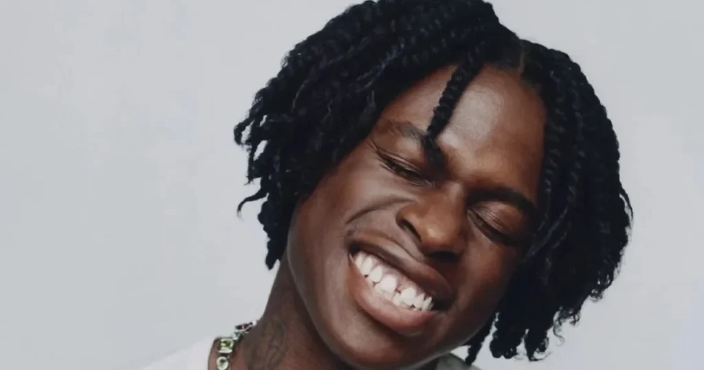 Daniel Caesar durante seu show Son of Spergy Tour em São Paulo