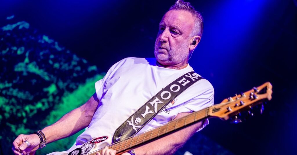 Peter Hook se apresentando ao vivo em São Paulo tocando clássicos do Joy Division