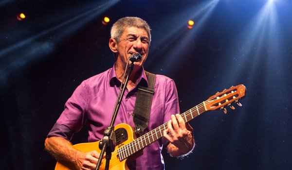 Fagner se apresentando ao vivo no Espaço Hall, Rio de Janeiro